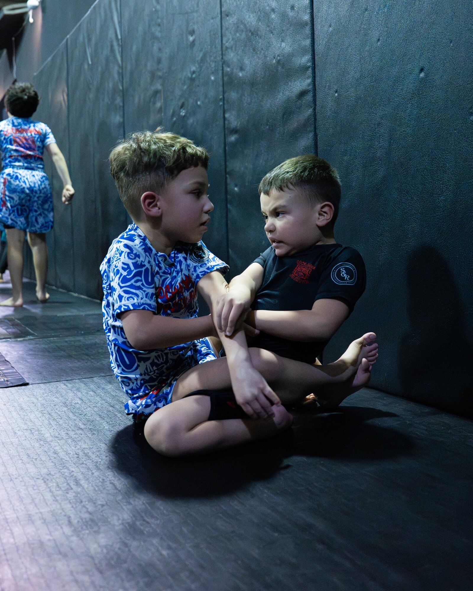 Grip fighting by the wall