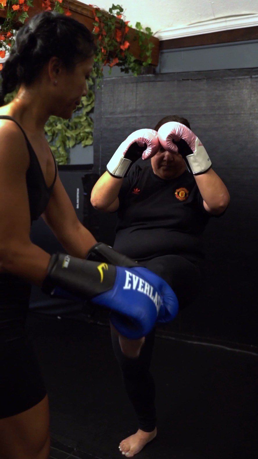 Knee strike, guard up